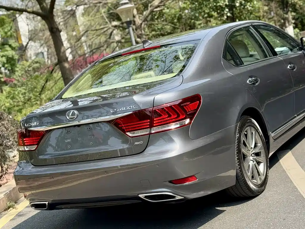 Lexus LS