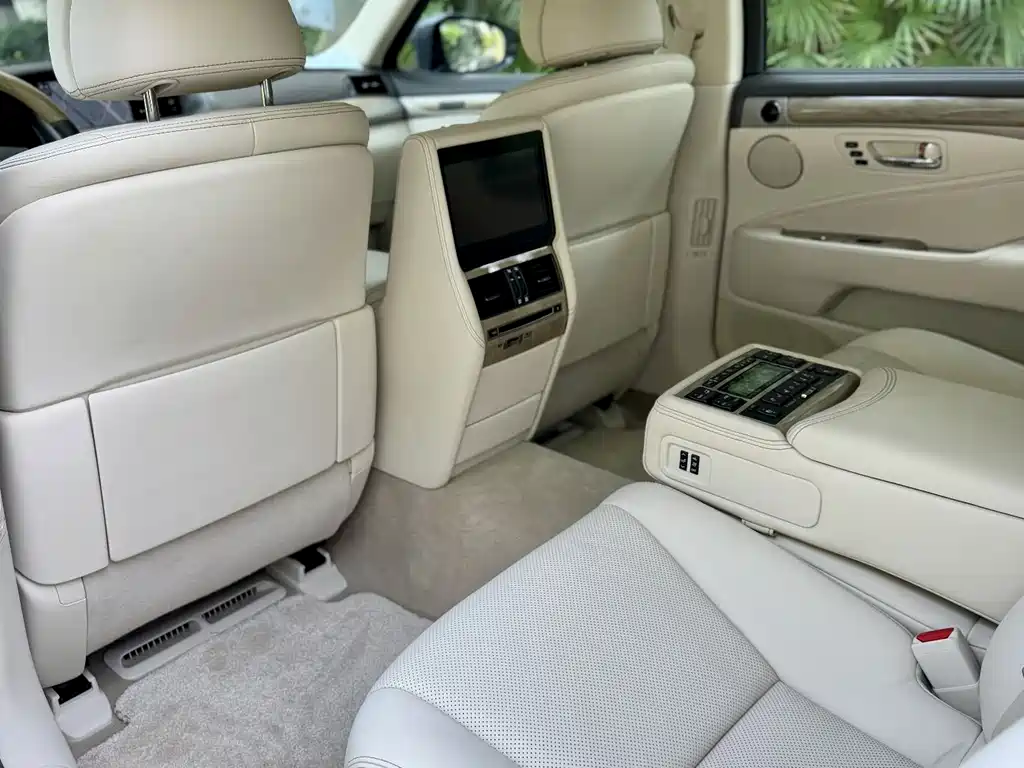 Lexus LS