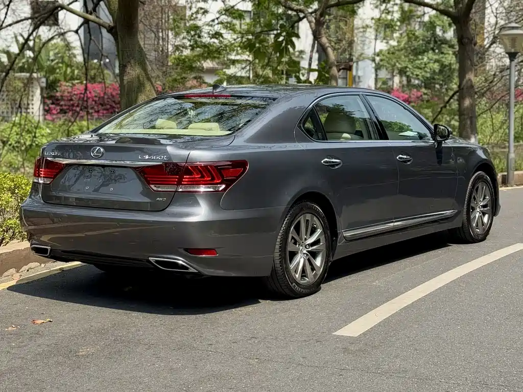 Lexus LS