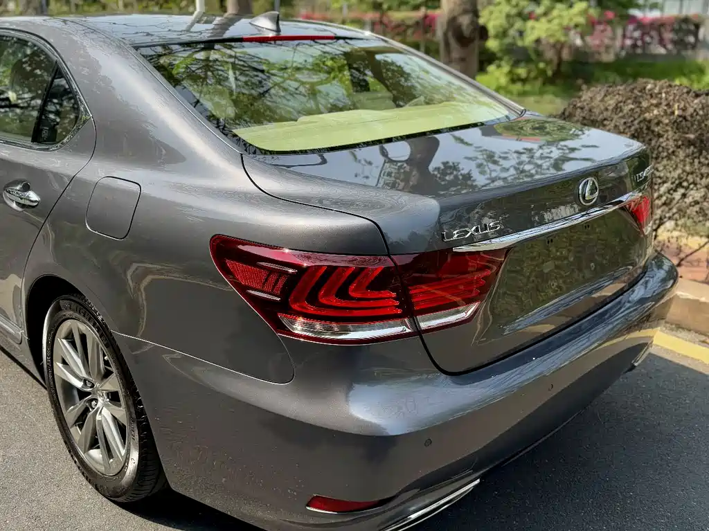 Lexus LS