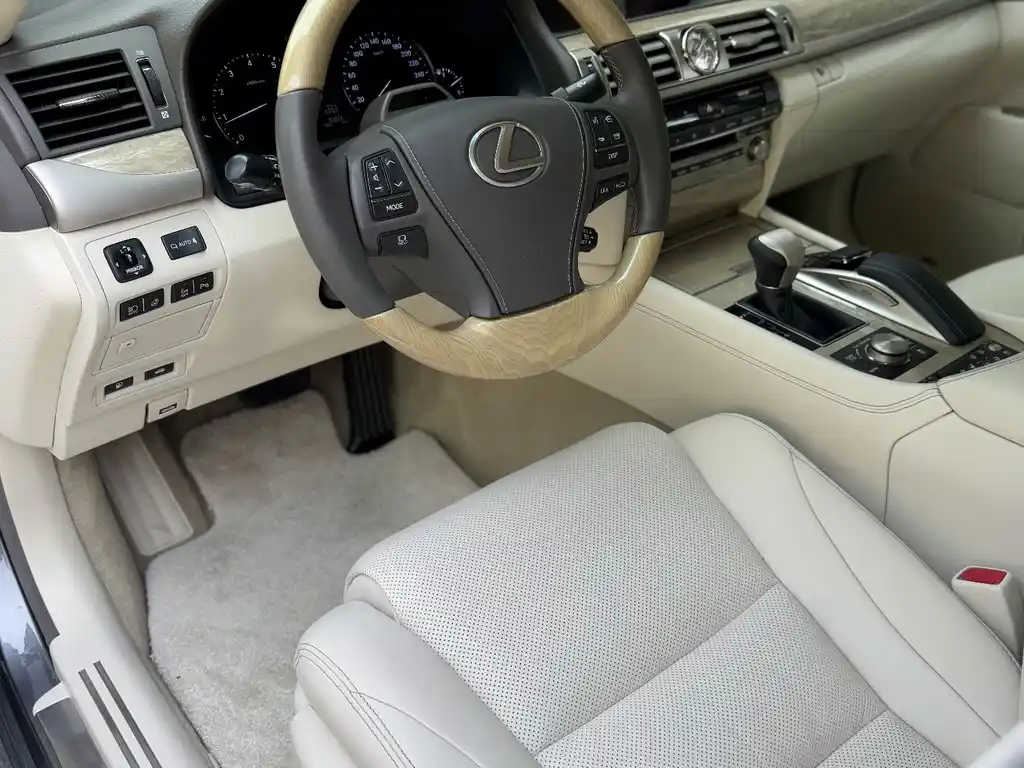Lexus LS
