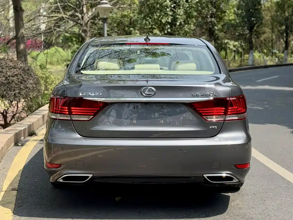 Lexus LS