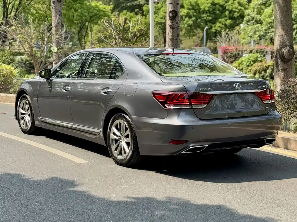 Lexus LS