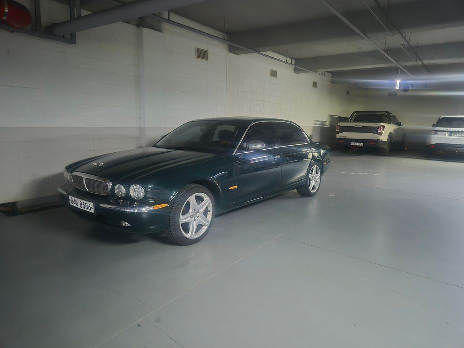 Jaguar XJ
