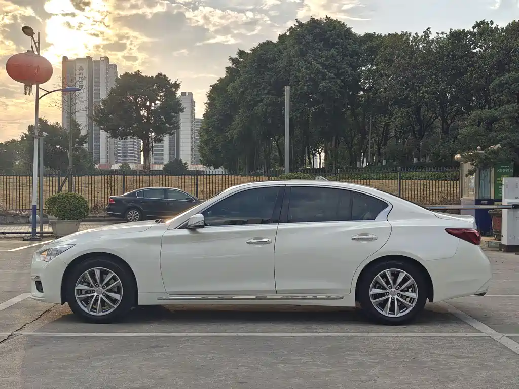 Infiniti Q50L