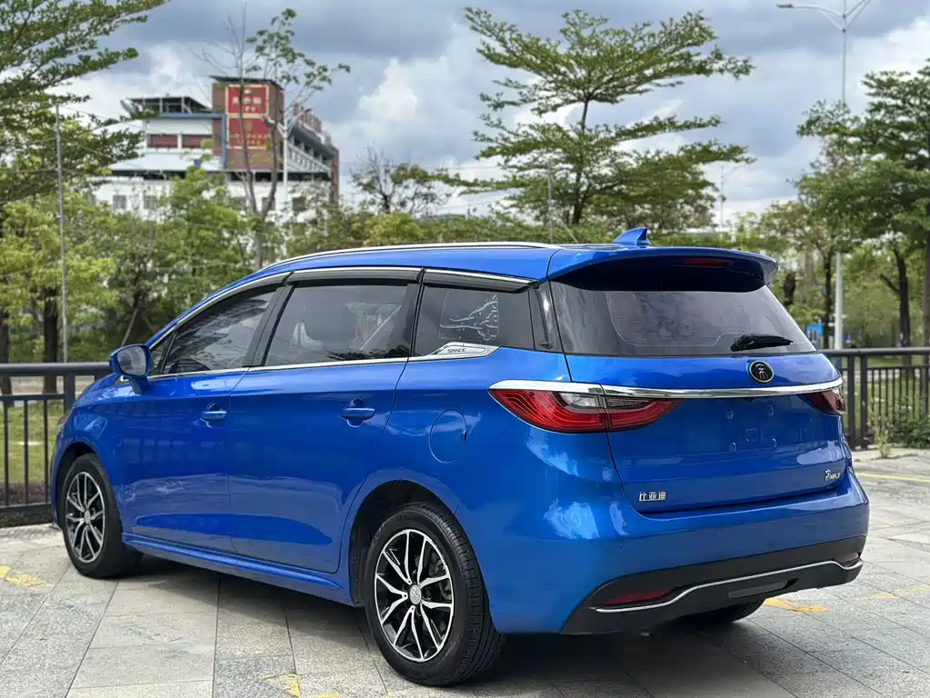 BYD MAX