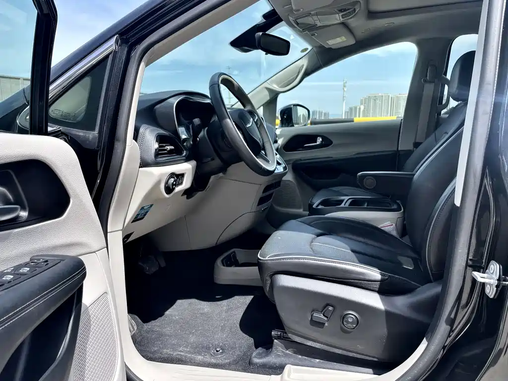 Chrysler Grand Voyager PHEV (Import)