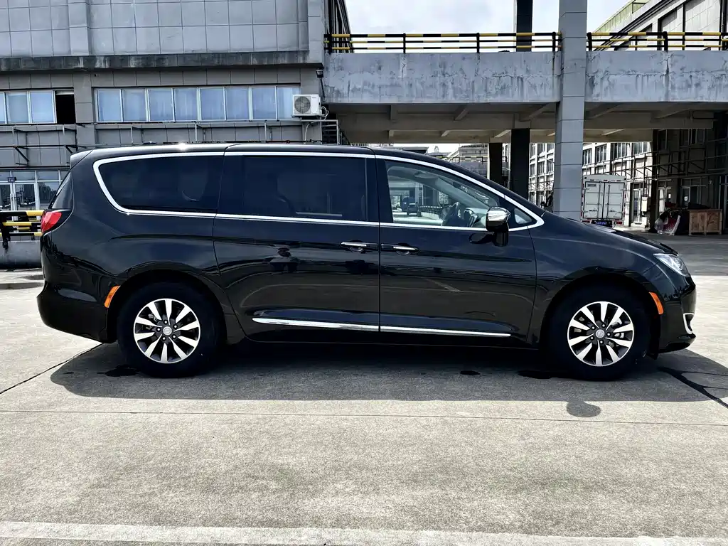 Chrysler Grand Voyager PHEV (Import)