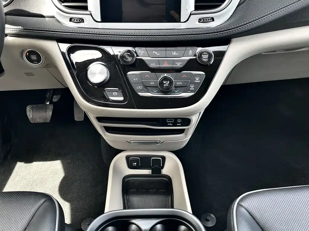 Chrysler Grand Voyager PHEV (Import)