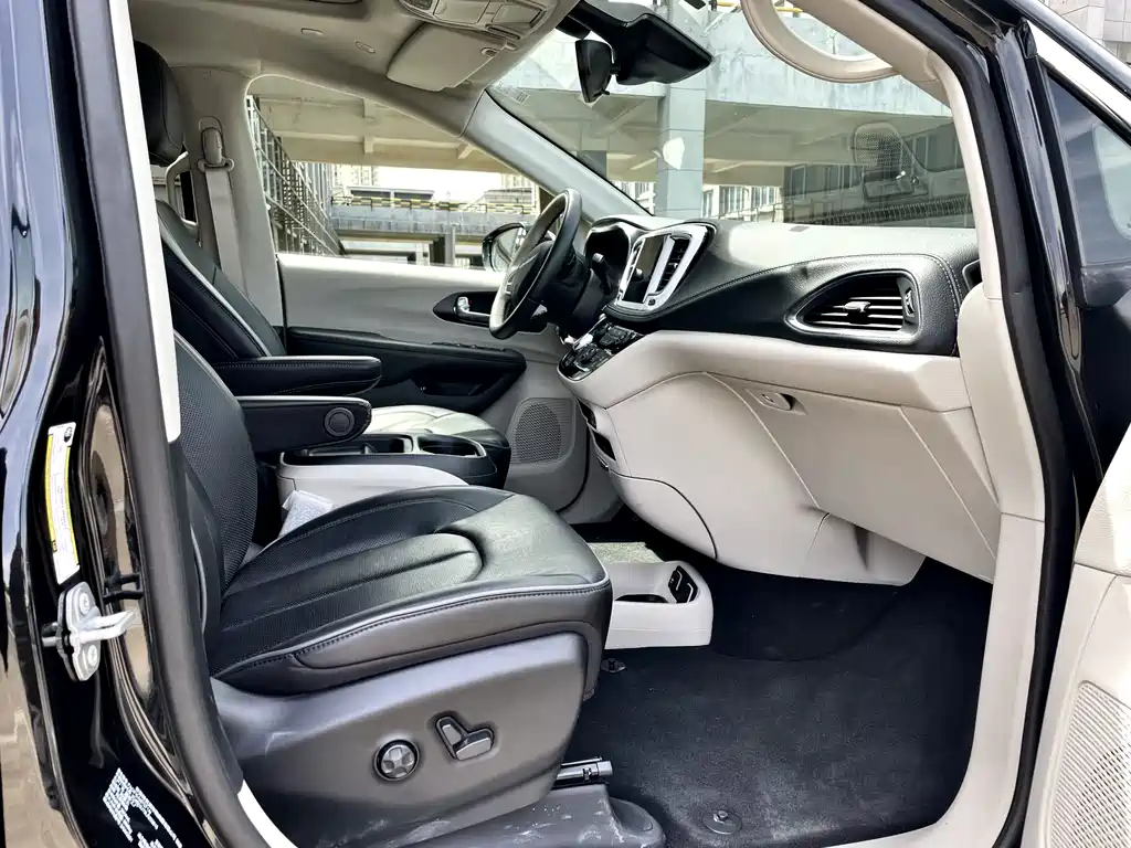 Chrysler Grand Voyager PHEV (Import)