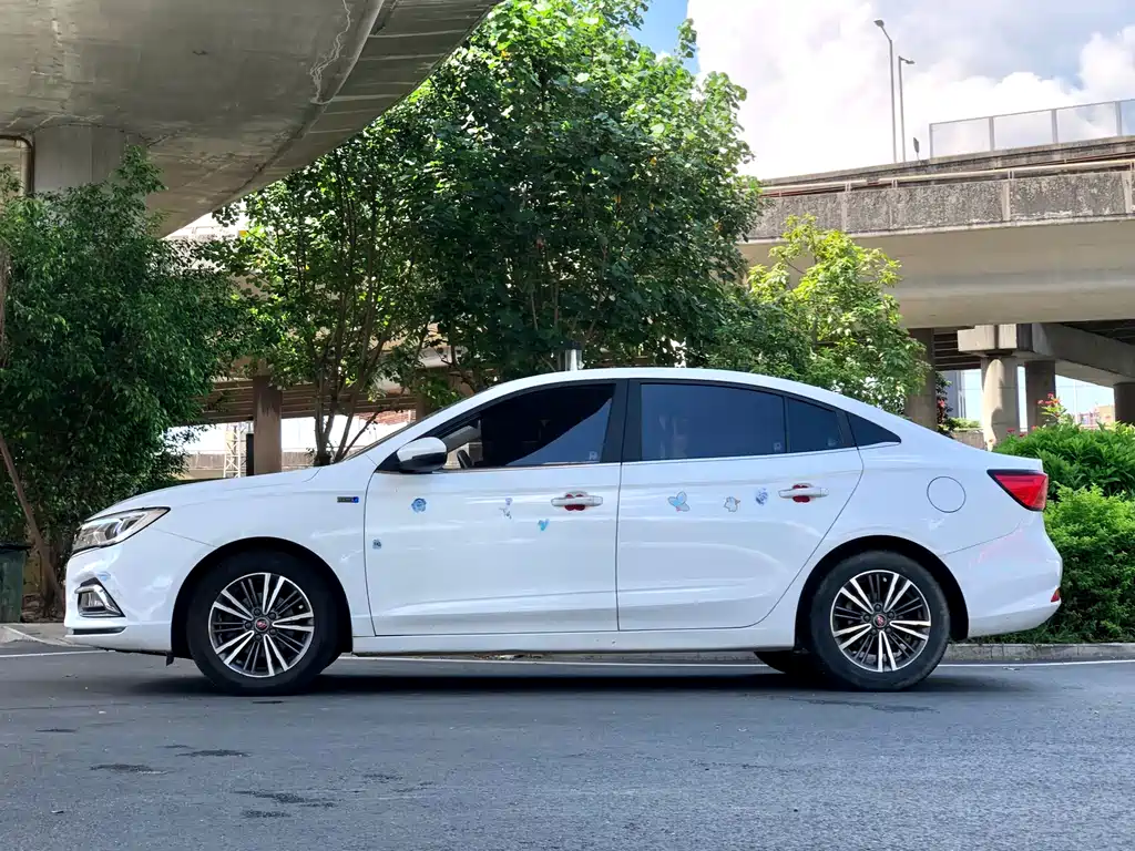 Roewe i5