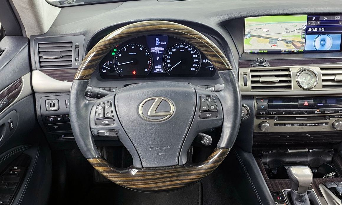 Lexus LS