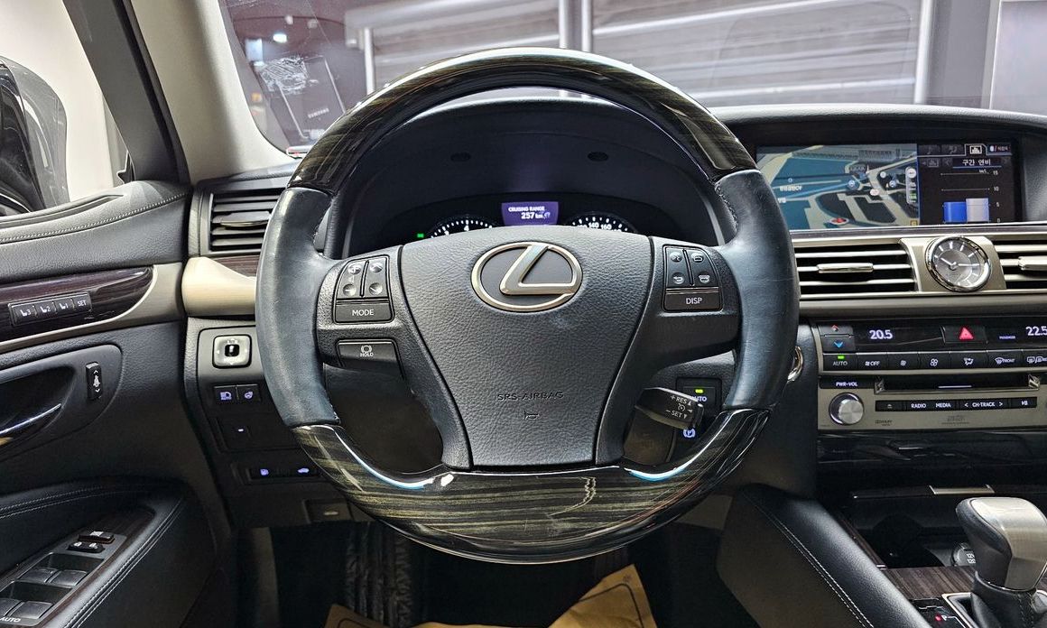 Lexus LS