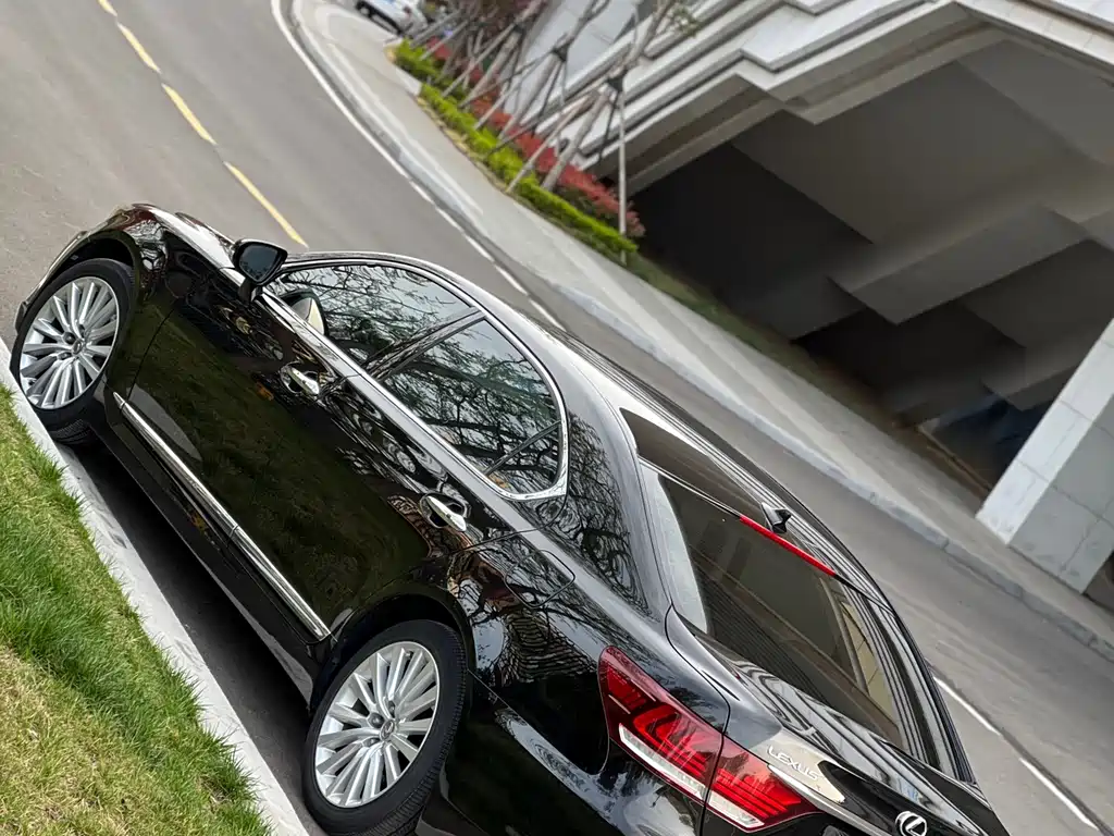 Lexus LS