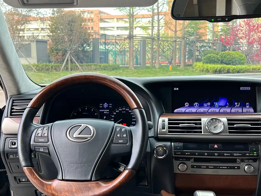 Lexus LS