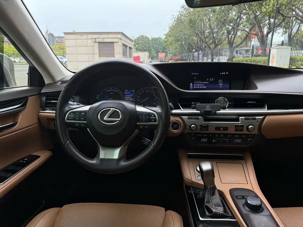Lexus ES