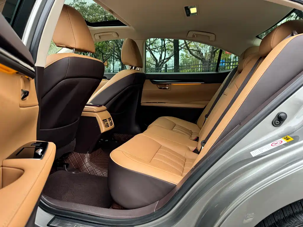 Lexus ES