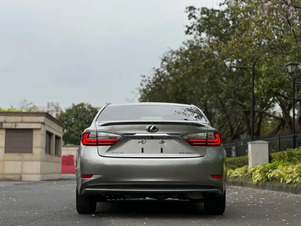 Lexus ES