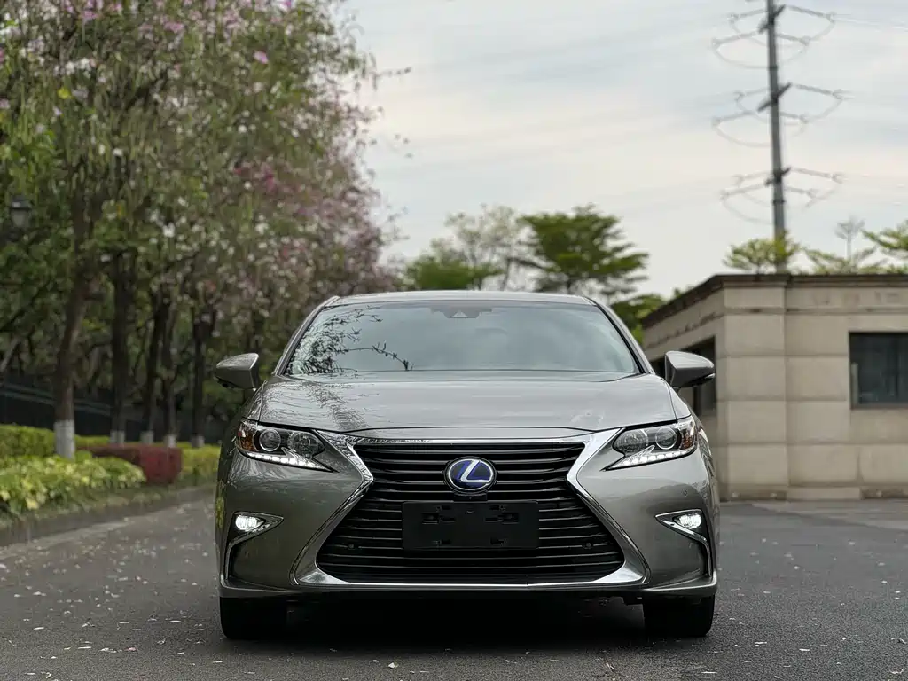 Lexus ES
