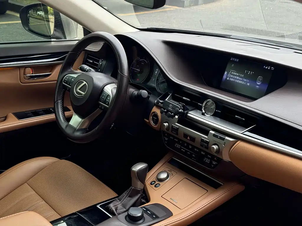 Lexus ES
