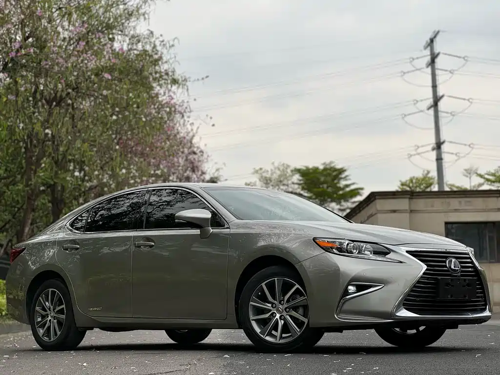 Lexus ES