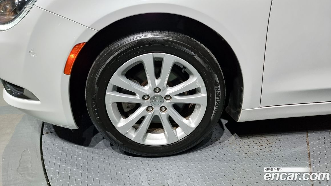 Chrysler 200