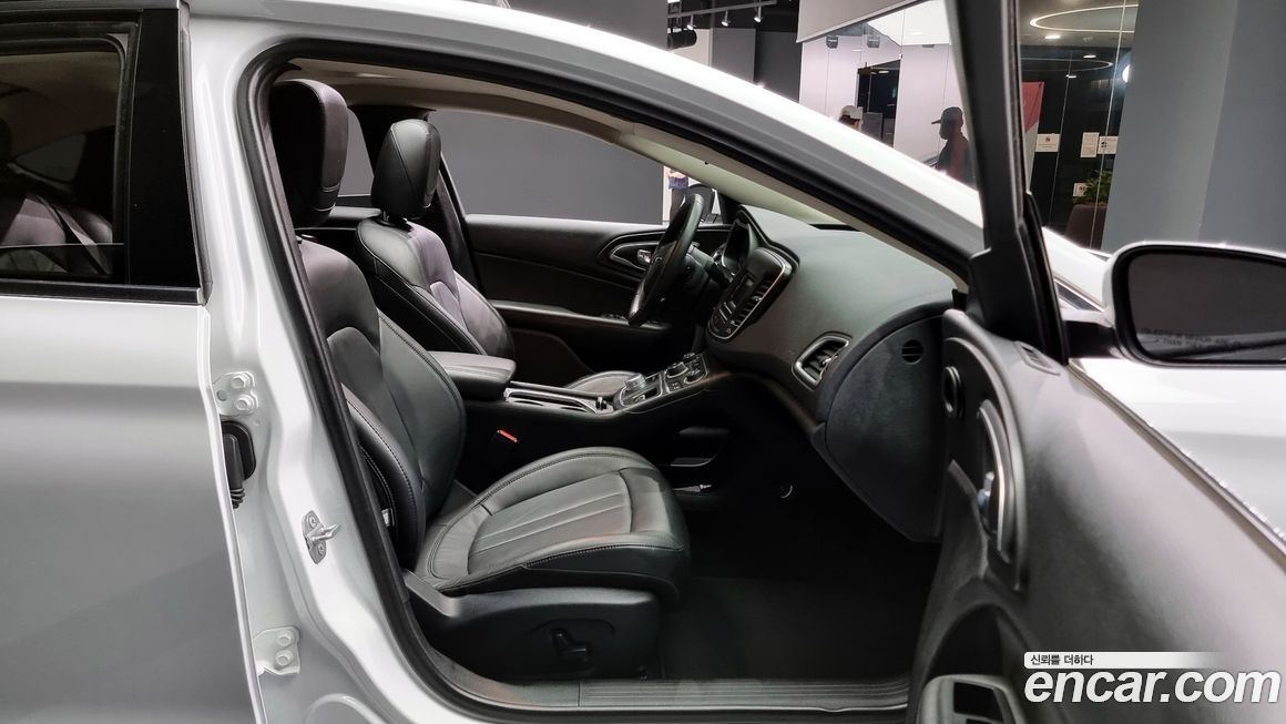 Chrysler 200