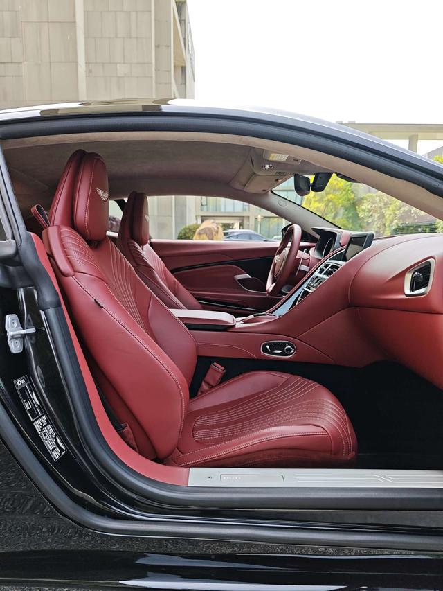Aston Martin Aston Martin DB11