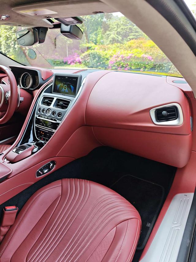 Aston Martin Aston Martin DB11