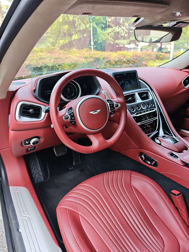 Aston Martin Aston Martin DB11