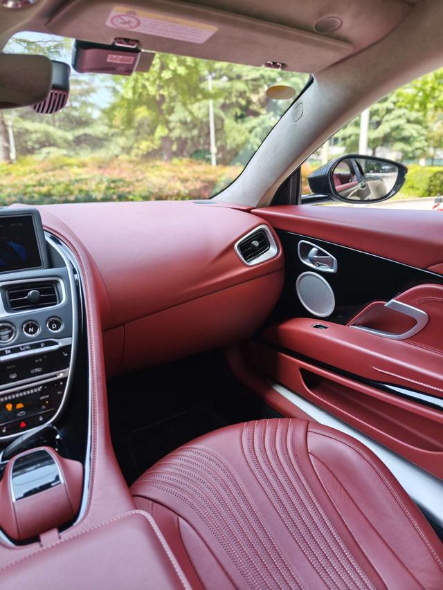 Aston Martin Aston Martin DB11
