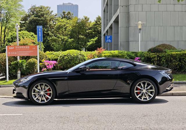 Aston Martin Aston Martin DB11