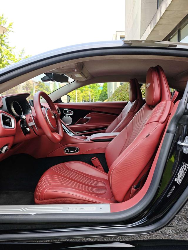 Aston Martin Aston Martin DB11