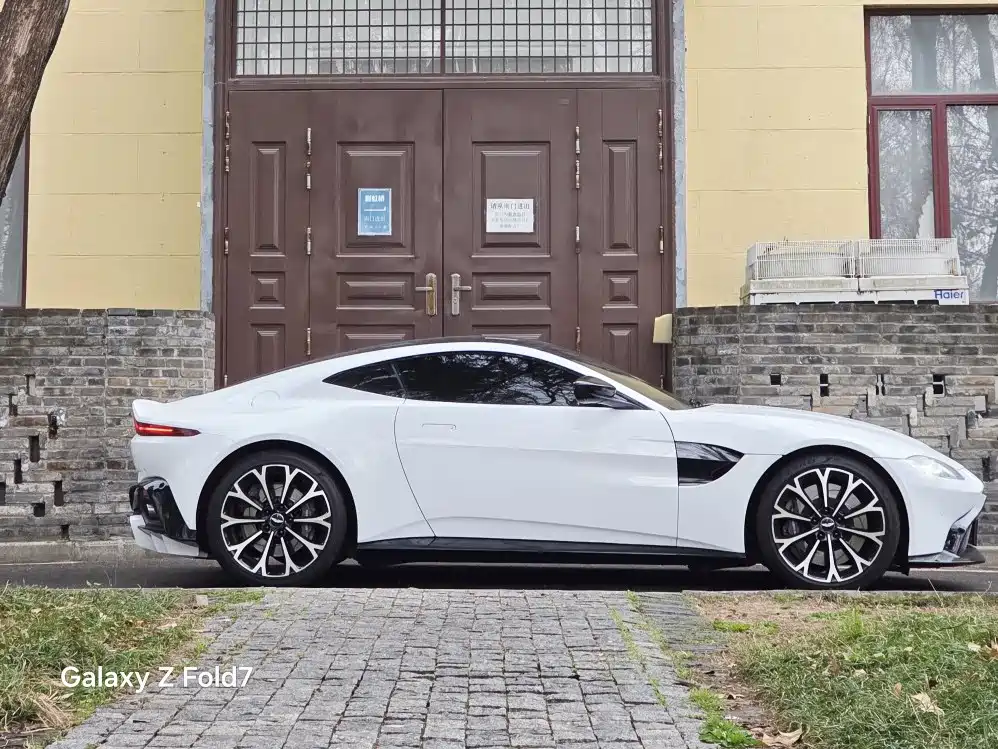 Aston Martin V8 Vantage