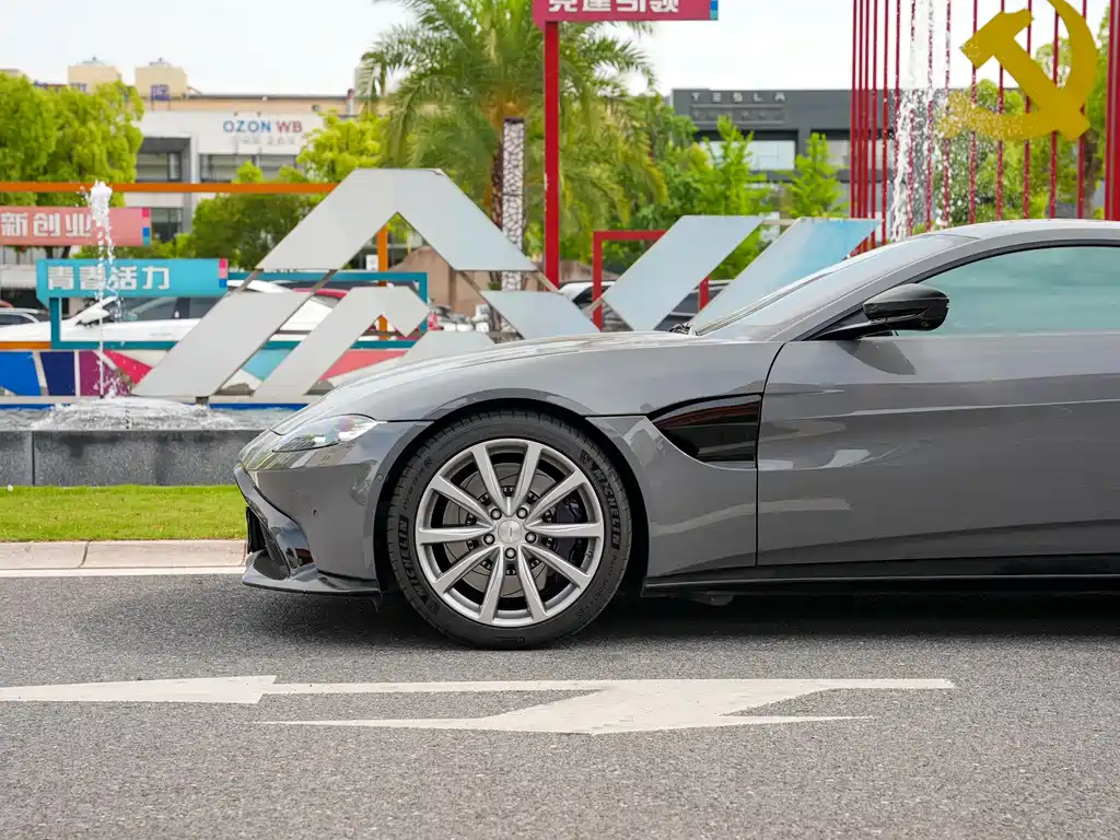 Aston Martin V8 Vantage