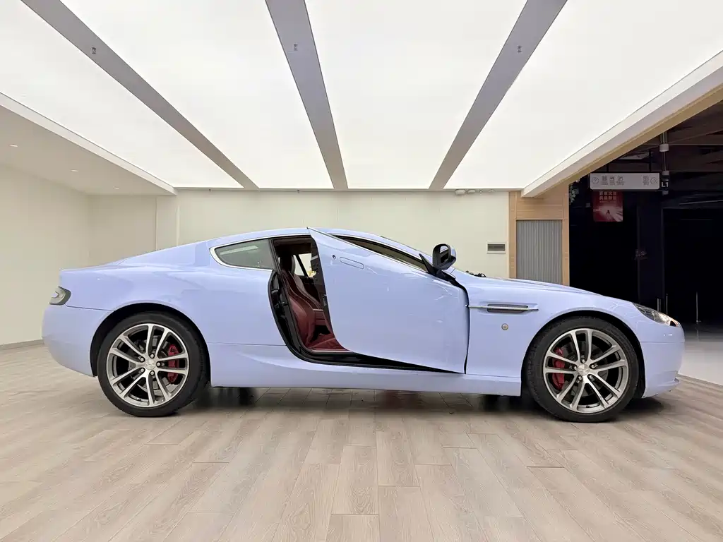 Aston Martin DB9