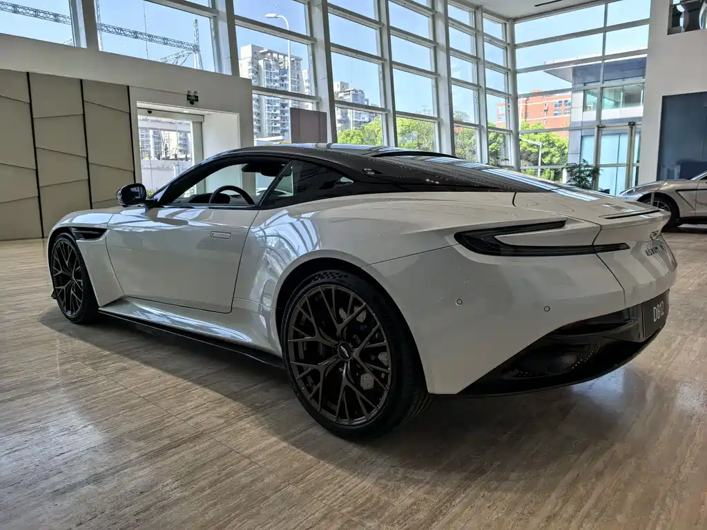 Aston Martin DB12