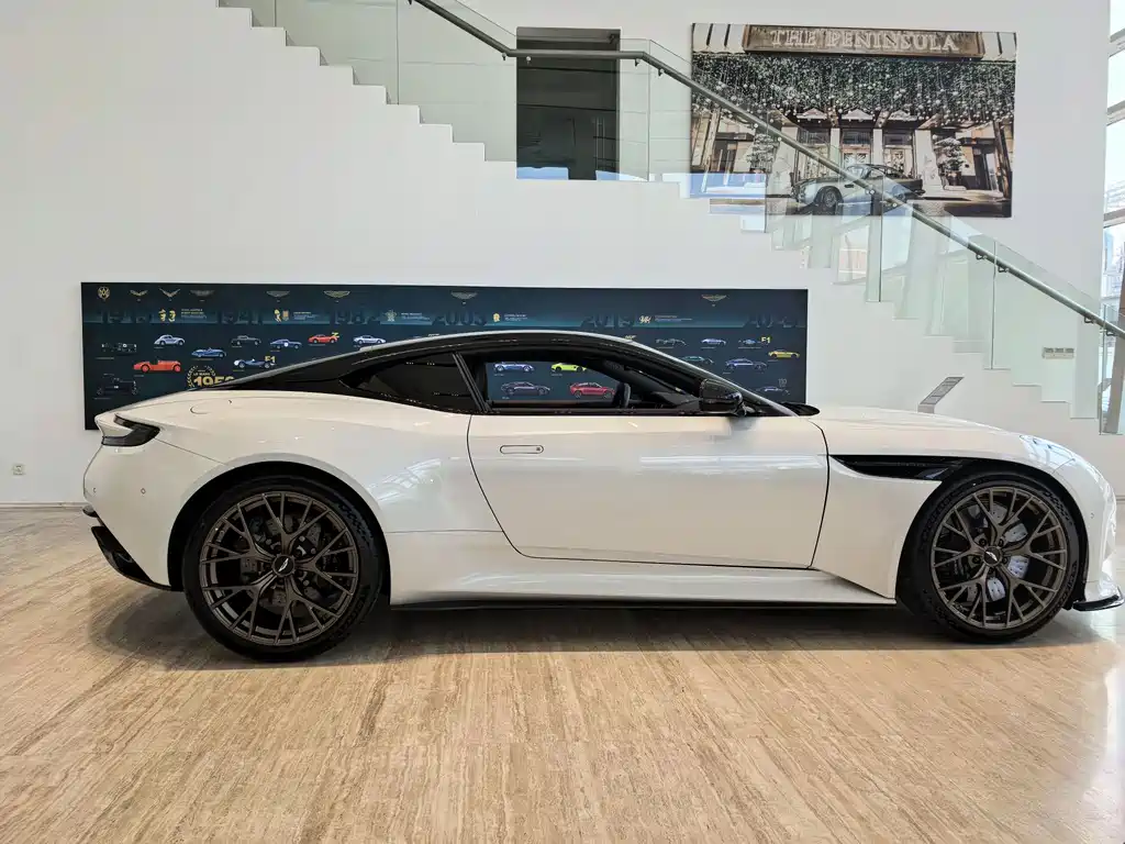 Aston Martin DB12