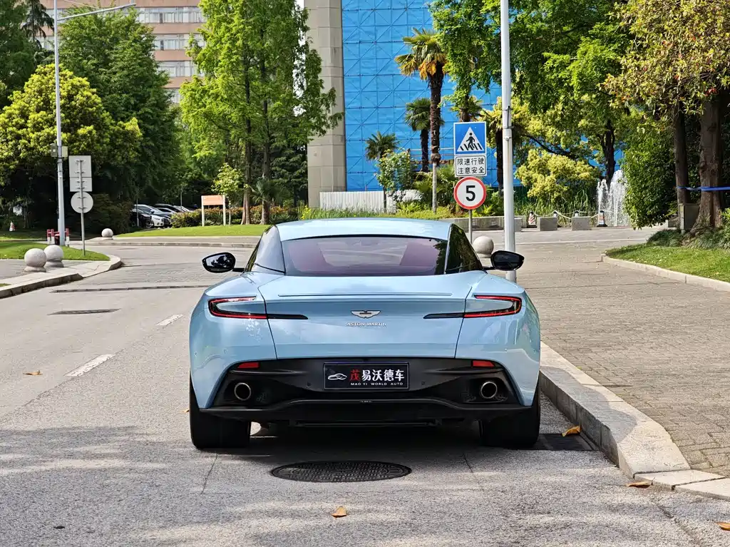 Aston Martin DB11
