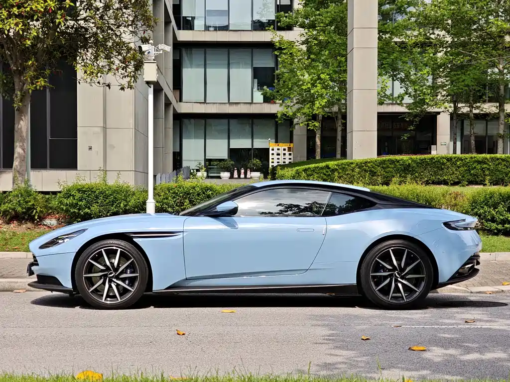 Aston Martin DB11