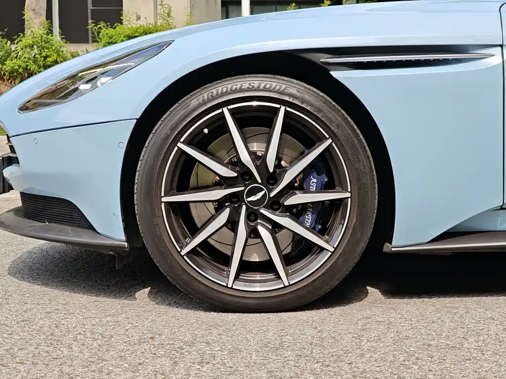 Aston Martin DB11