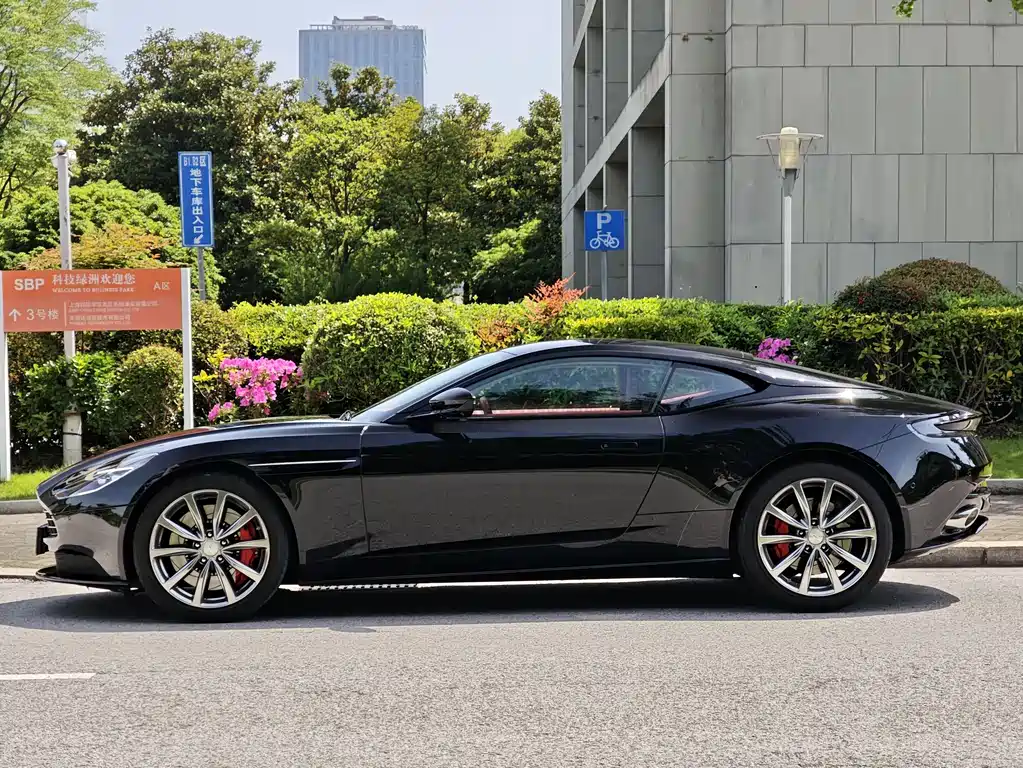 Aston Martin DB11