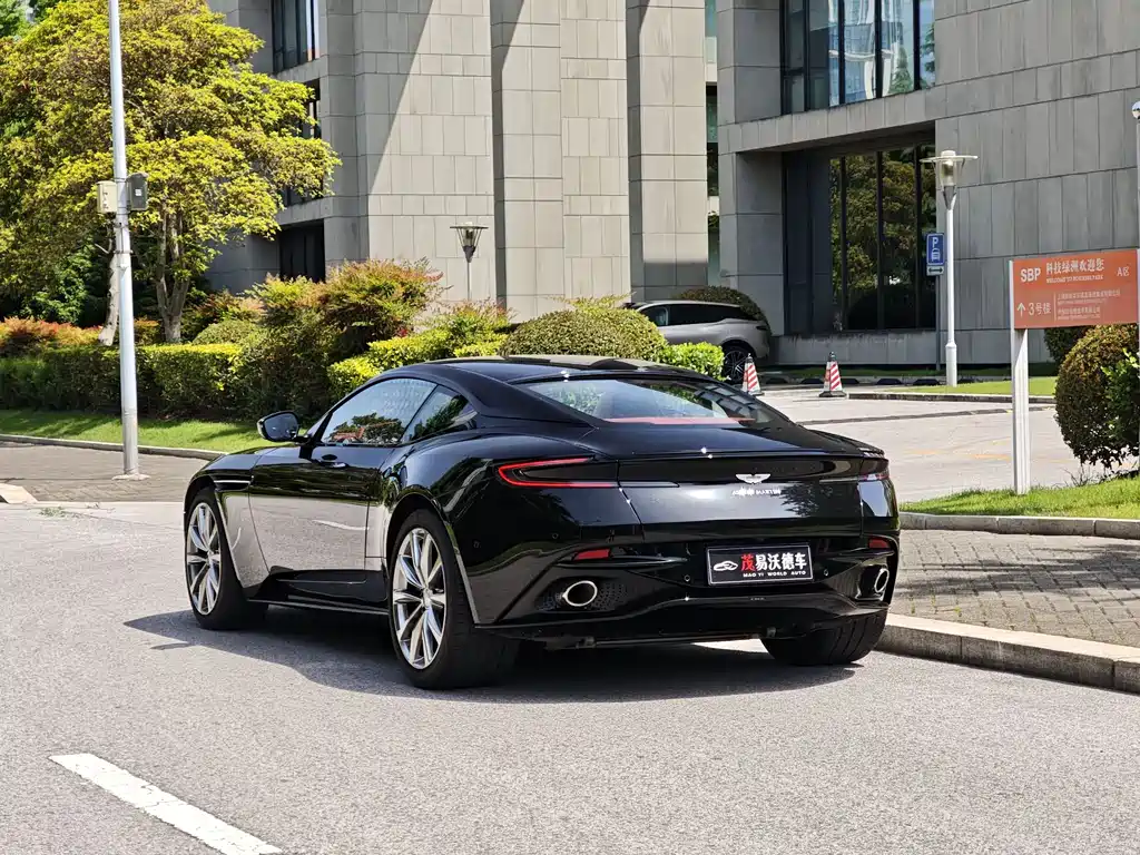 Aston Martin DB11