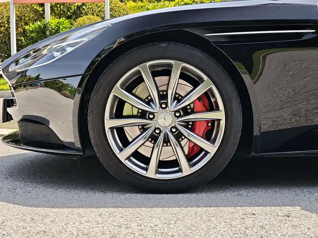 Aston Martin DB11