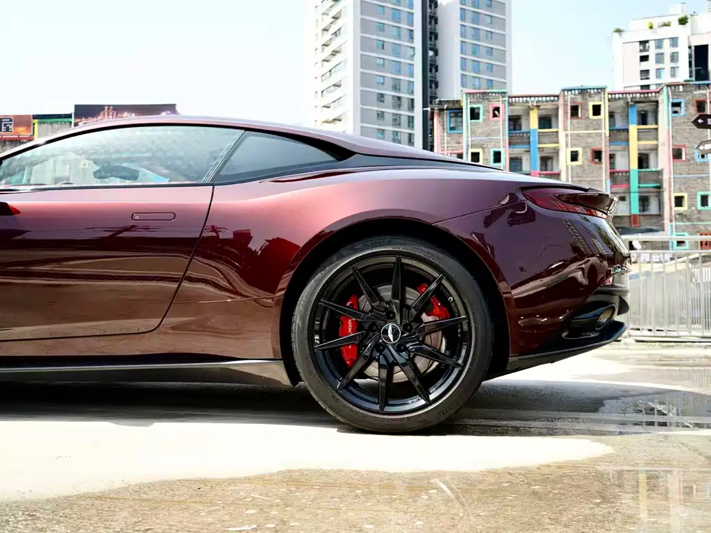 Aston Martin DB11