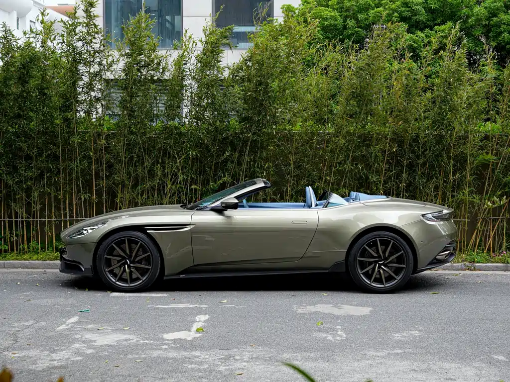 Aston Martin DB11