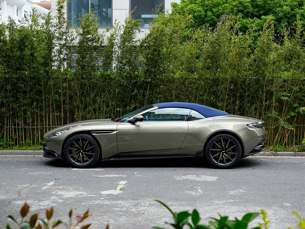 Aston Martin DB11