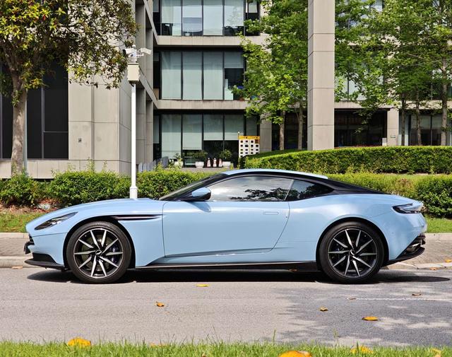 Aston Martin Aston Martin DB11