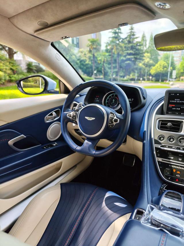 Aston Martin Aston Martin DB11