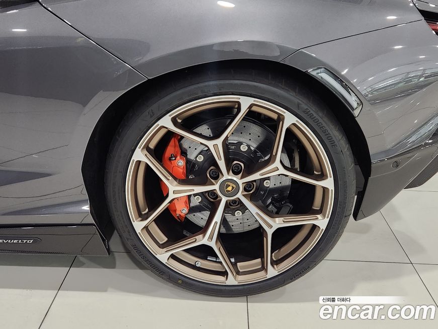Lamborghini Revuelto